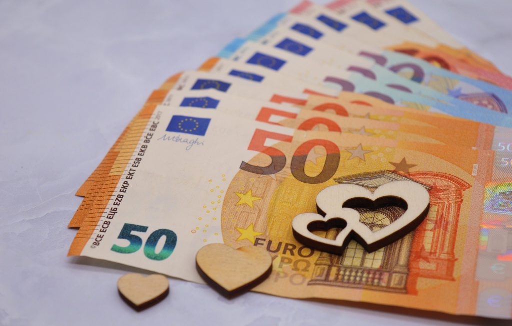 Economia: Inflazione in calo, ma consumi ancora deboli in Europa