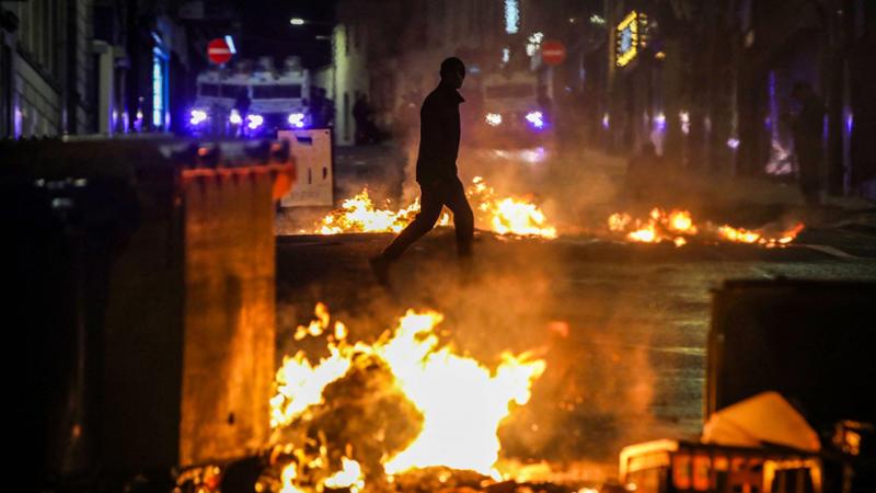Irlanda del Nord in fiamme: 81 poliziotti feriti nei disordini anti-immigrati