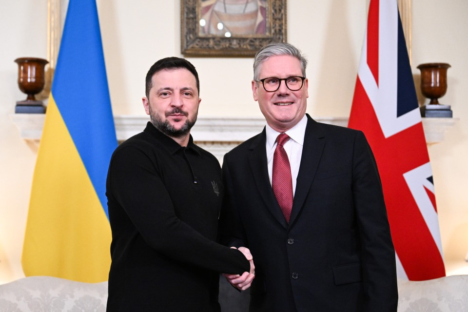 Zelensky a Londra: accordo con Starmer per droni, sanzioni alla Russia e visita a Re Carlo