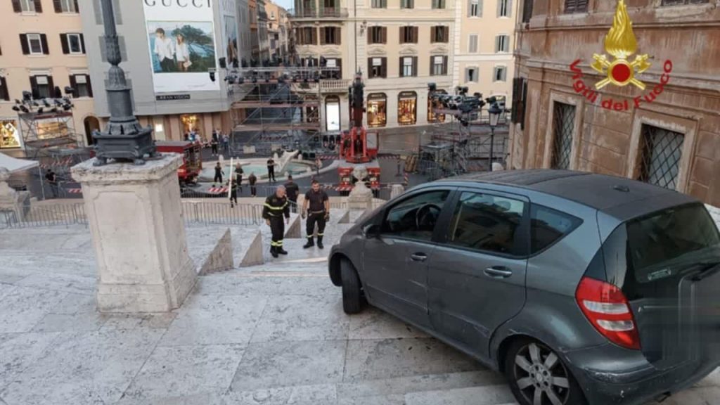 Roma, auto sulla scalinata di Trinità dei Monti: 81enne denunciato, nessun ferito