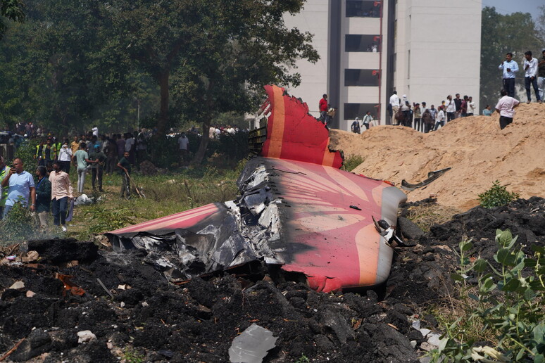 Tragedia in India: aereo Air India precipita dopo il decollo, oltre 200 morti