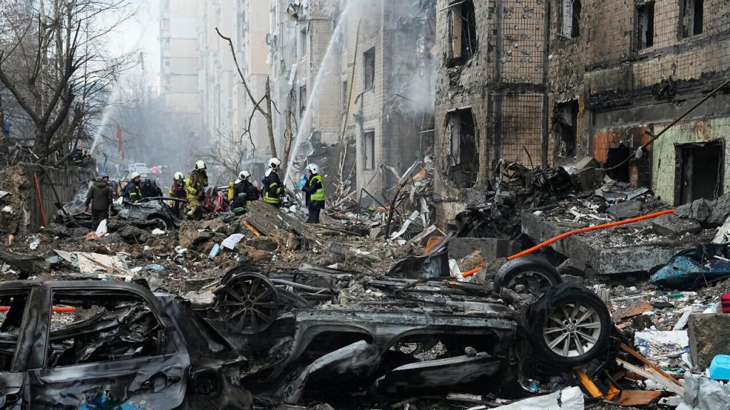 Missili e droni attaccano Kiev: numerosi danni, feriti e tensioni crescenti