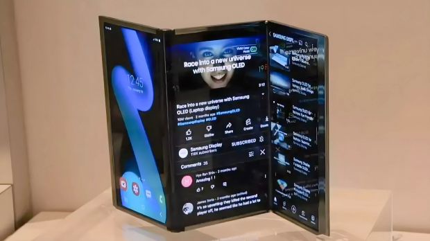 Samsung presenta il primo smartphone tri-fold: disponibile entro il 2025