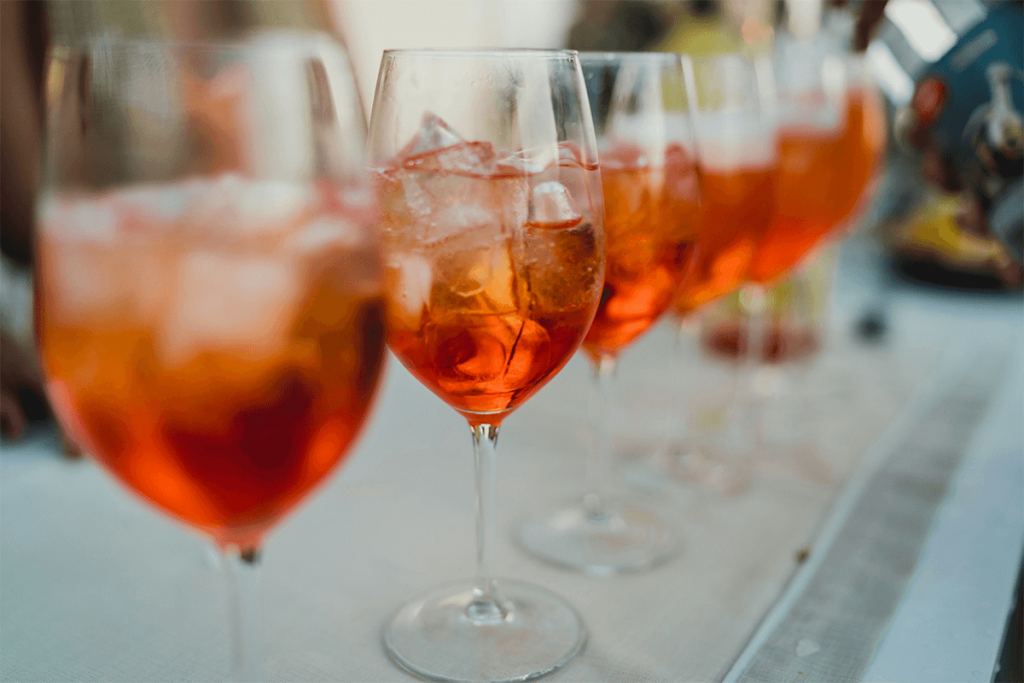 Lo spritz resta il re dell’aperitivo: gli italiani non rinunciano al rito delle 19