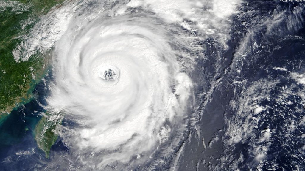 Vietnam, evacuati oltre 325mila residenti per l’arrivo del tifone Kajiki