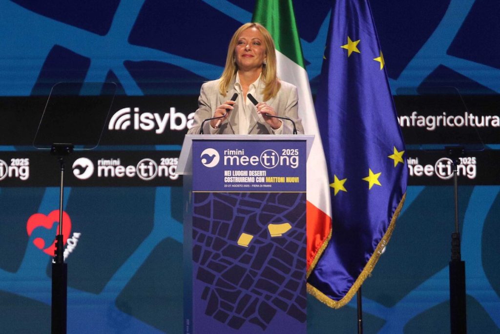 Meloni al Meeting di Rimini: “Basta con l’Europa irrilevante e politiche morbide”