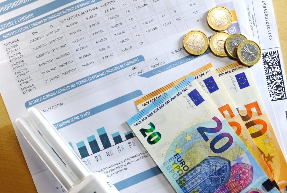 Stangata d’autunno 2025: +416 euro a famiglia tra bollette, scuola e alimentari