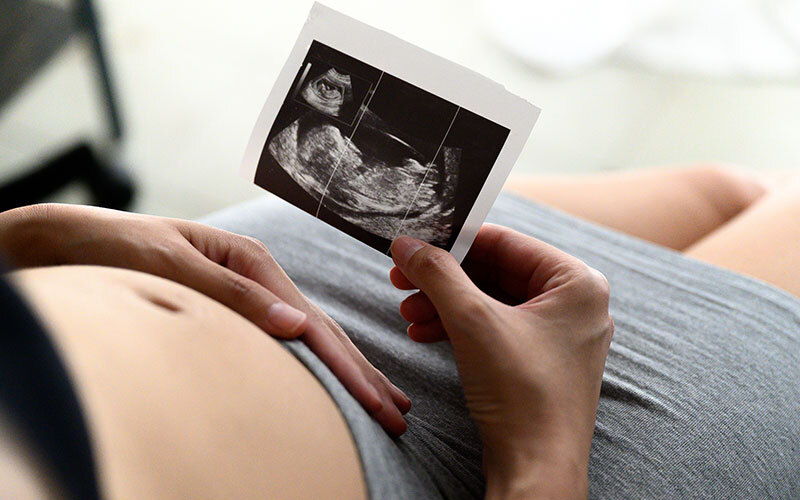 Cina, annuncio shock: un robot con utero artificiale entro il 2026. Ma gli esperti frenano