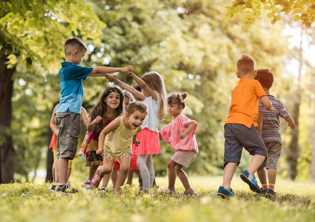 Alimentazione pediatrica, aumentano le diete restrittive senza diagnosi: l’allarme dei pediatri