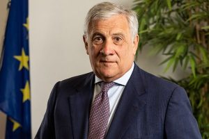 Tajani si scusa dopo le frasi sulle donne: «Non ho mai pensato di offenderle»