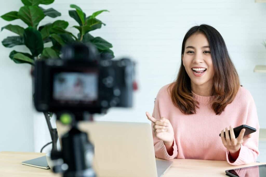 Influencer in Italia, sono 40mila: guadagni medi da 24mila euro ma resta il divario di genere