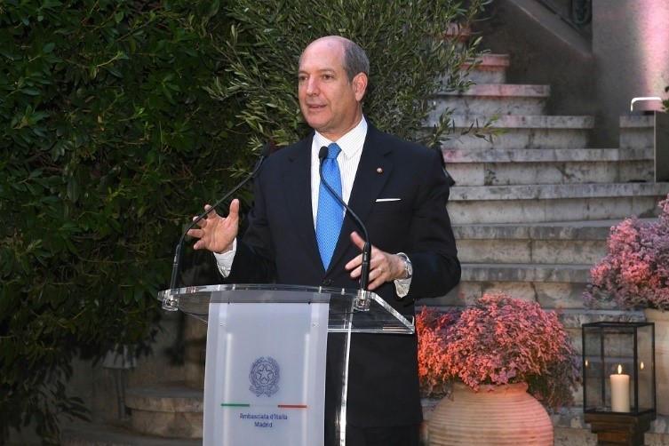 Il Palazzo di Abrantes – L’Istituto Italiano di Cultura a Madrid con la prefazione di Riccardo Guariglia Segretario Generale del Ministero degli Affari Esteri e della Cooperazione Internazionale.
