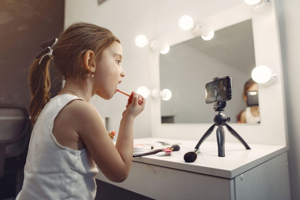 Baby influencer, in arrivo una stretta: verso il divieto di account social sotto i 15 anni