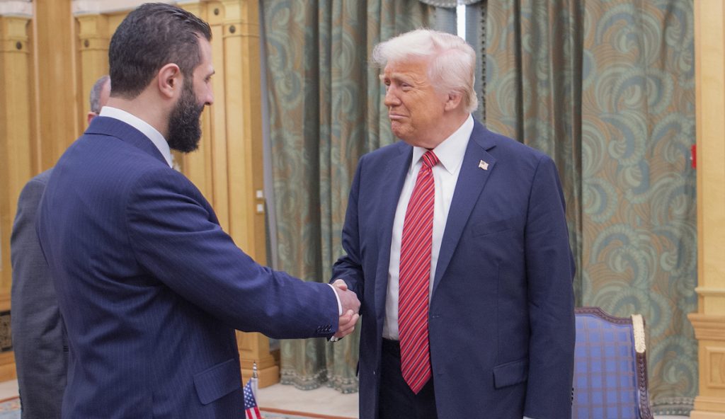 Trump riceve il leader siriano Ahmed al-Sharaa: accoglienza sobria ma calorosa alla Casa Bianca