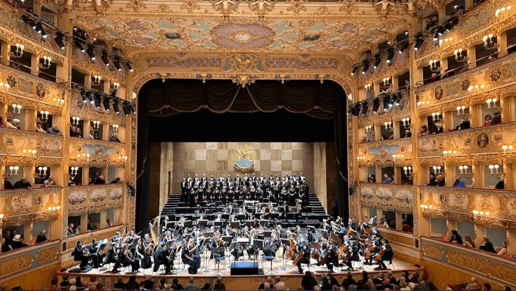 Il decoro perduto alla Fenice: quando le maestranze dimenticano il valore del loro ruolo