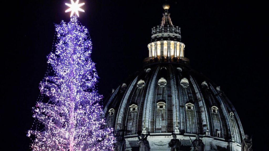 Inaugurati il presepe e l’albero di Natale in Piazza San Pietro