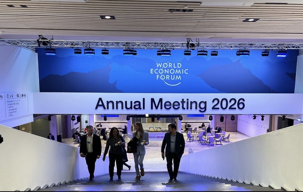 Trump firma lo statuto del “Board of Peace” a Davos, ma spuntano resistenze internazionali