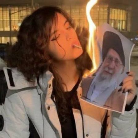 Uno sguardo mentre tutto brucia: l’Iran oltre la paura