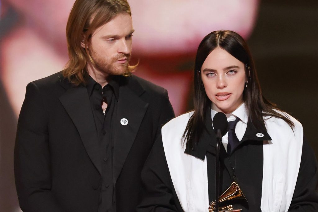Grammy tra musica e messaggi politici: trionfano Billie Eilish e Bad Bunny, Lamar domina la serata