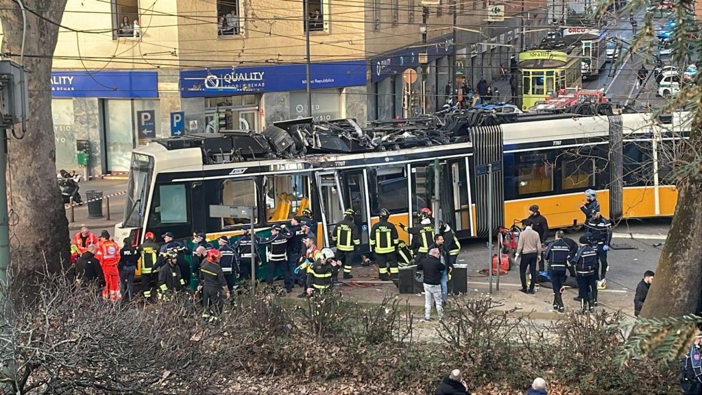 Tram deragliato Milano, dal malore dell’autista all’incidente: cosa sappiamo sulla dinamica