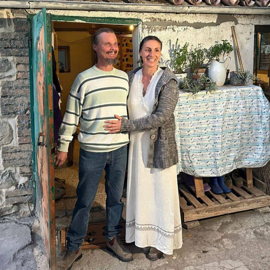 Famiglia del bosco, il padre Nathan: “Voglio i miei figli a casa, ma stop a proteste davanti alla casa famiglia”