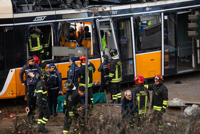 Tram deragliato a Milano, svolta nelle indagini: “Il conducente al telefono fino a 12 secondi prima”