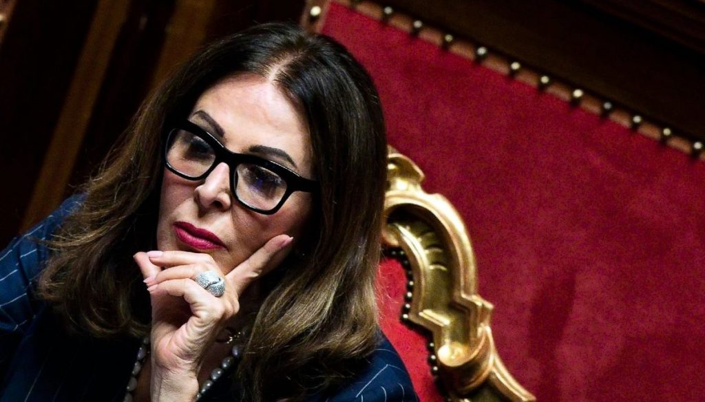 Santanchè si dimette: “Obbedisco e pago anche per gli altri”. Si chiude una giornata di tensione nel governo