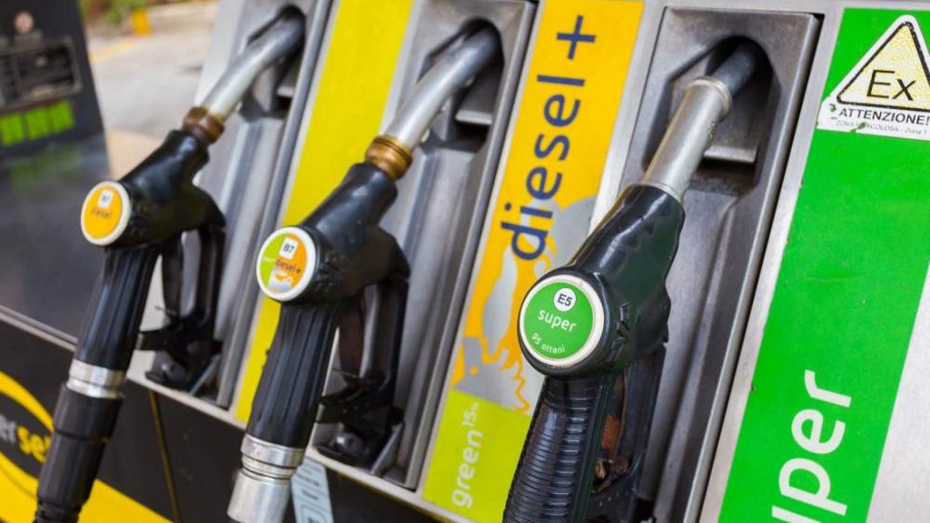 Carburanti, scade lo sconto sul gasolio: arrivano le accise mobili, cosa cambia per i prezzi