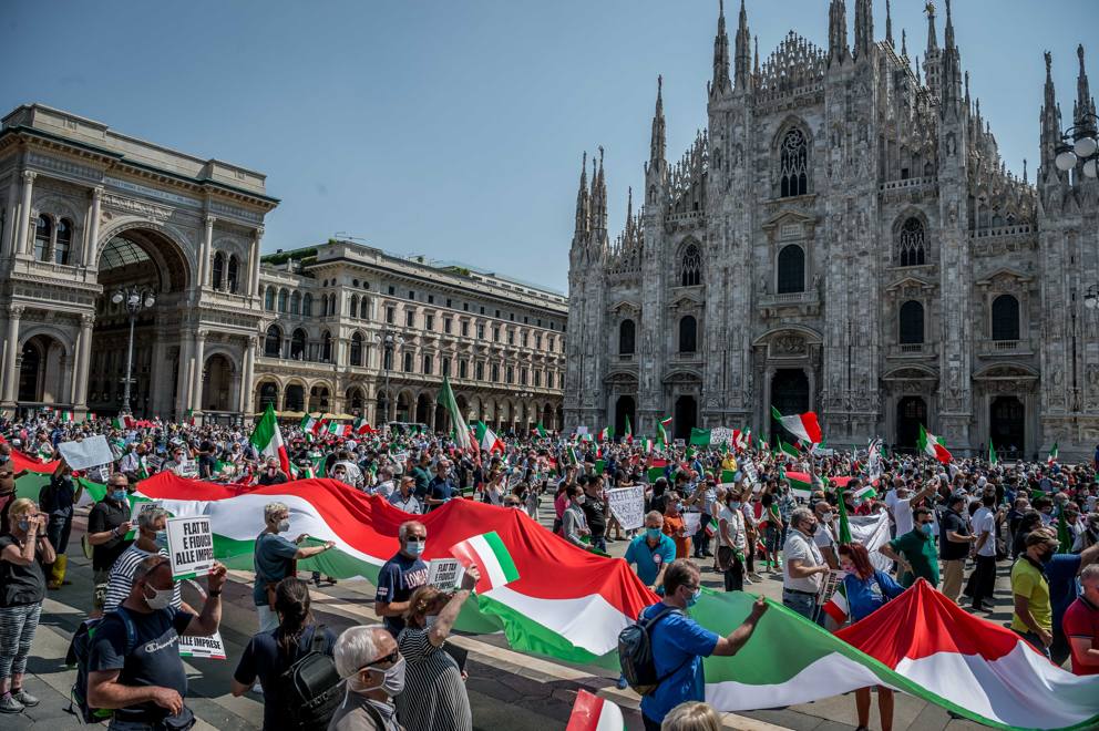 Milano divisa in piazza: raduno dei Patrioti tra slogan contro Ue e migranti, contromanifestazioni e tensioni