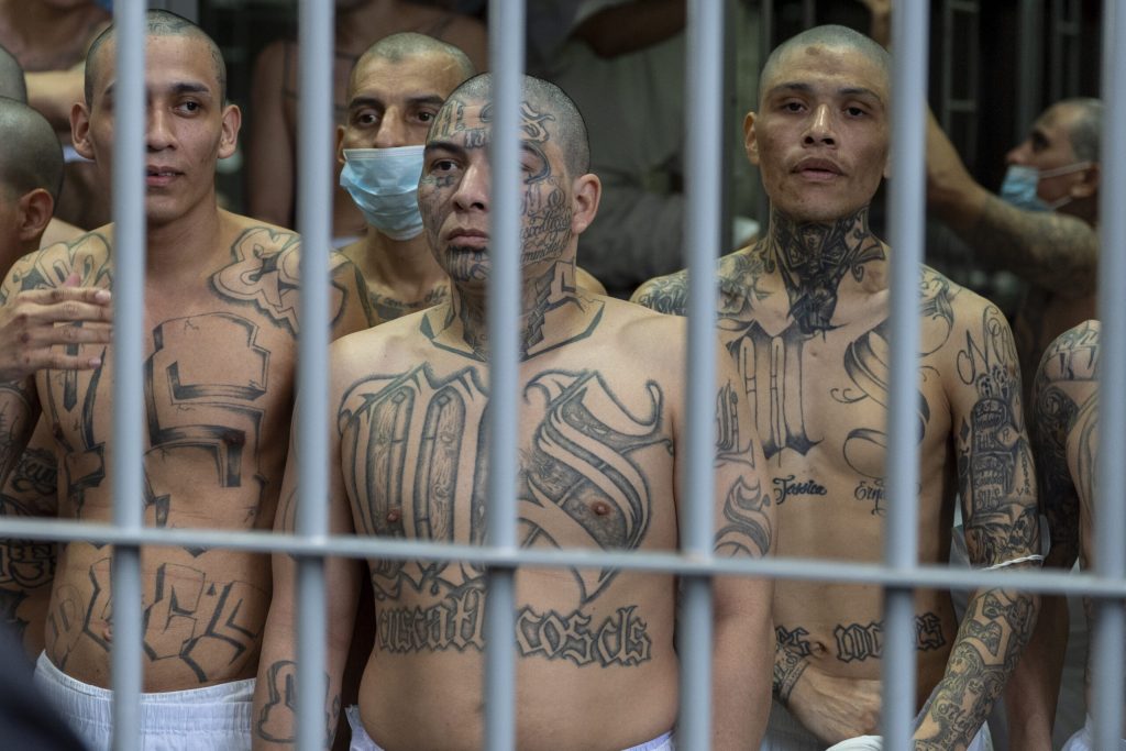 El Salvador, al via il maxi-processo alla MS-13: centinaia di imputati collegati dal carcere di massima sicurezza