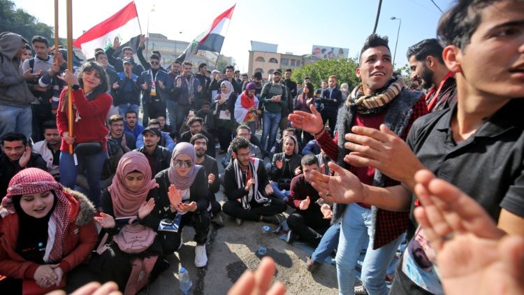 Baghdad in piazza contro la guerra: migliaia di manifestanti contro gli attacchi all’Iran