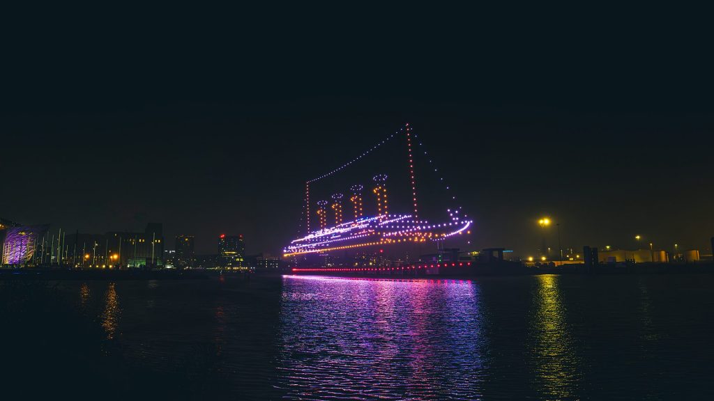 Titanic “torna” a Belfast: spettacolare show di droni illumina il cielo