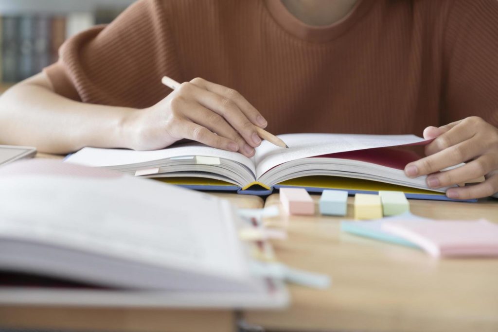Stage post laurea, compensi medi da 600 euro: 7 giovani su 10 non si sentono valorizzati