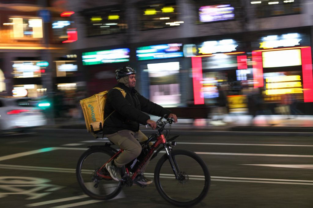 Rider e trasparenza, l’Antitrust indaga su Glovo e Deliveroo: “Possibili messaggi ingannevoli”