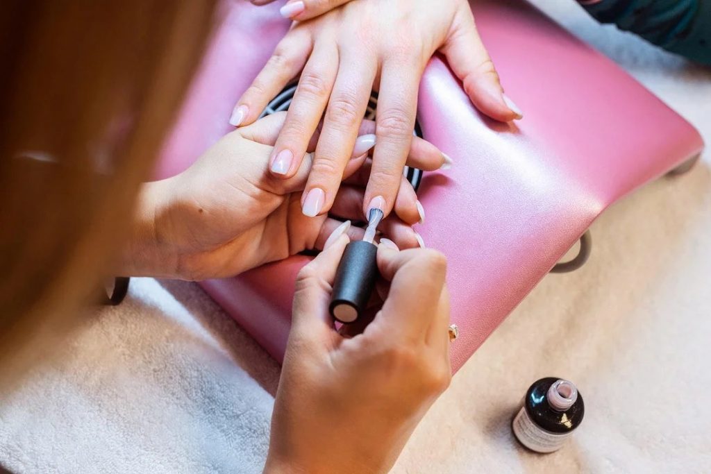 Cosmetici, scatta la stretta Ue: nuove regole su smalti, profumi e shampoo