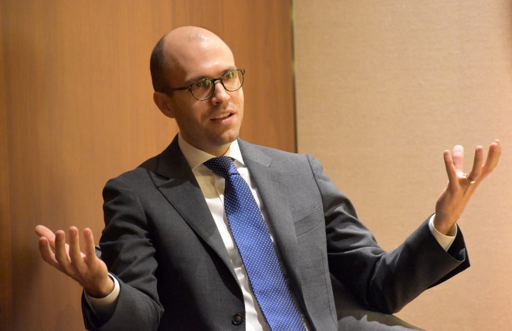 Sulzberger attacca l’intelligenza artificiale: «Sta rubando i contenuti dei giornali e ci saranno sempre meno giornalisti»