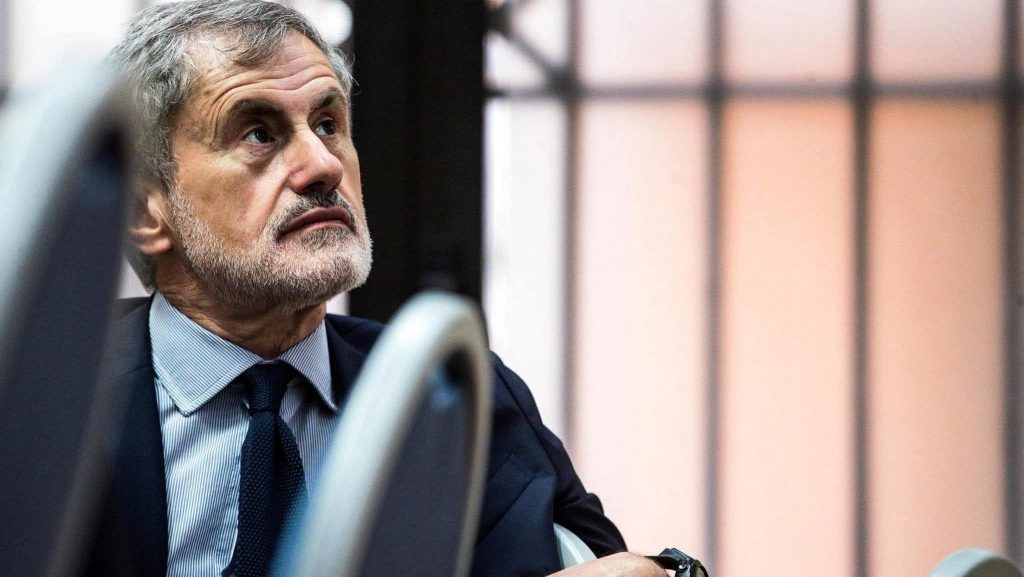 Gianni Alemanno lascia il carcere di Rebibbia: «Una realtà terribile». Poi l’apertura a Vannacci