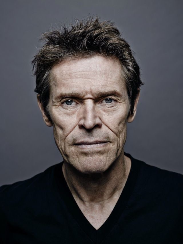 Willem Dafoe resta alla guida della Biennale Teatro: confermato direttore artistico fino al 2028
