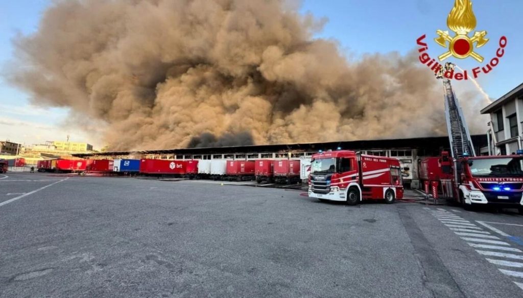 Milano, vasto incendio in un deposito Bartolini in Bovisa: nube di fumo visibile per chilometri
