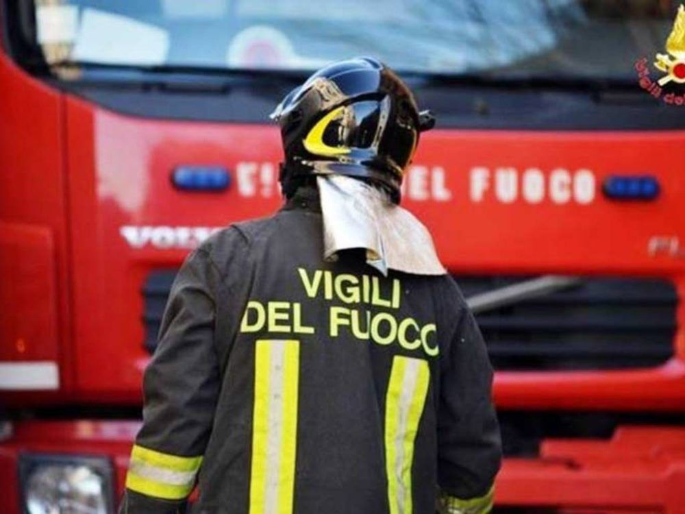 Incendio in una ricicleria nel Milanese: vasta colonna di fumo, custode ricoverato