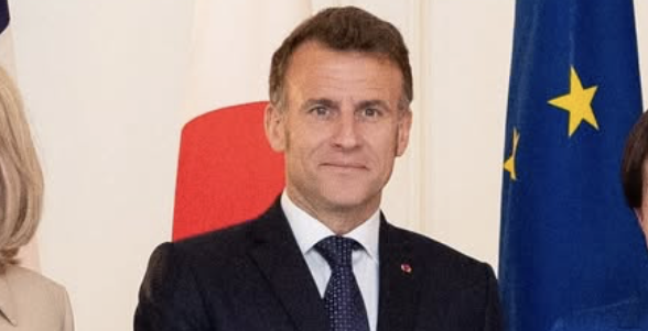 Francia, social vietati agli under 15: Macron rilancia la proposta e invia il nuovo testo all’Ue