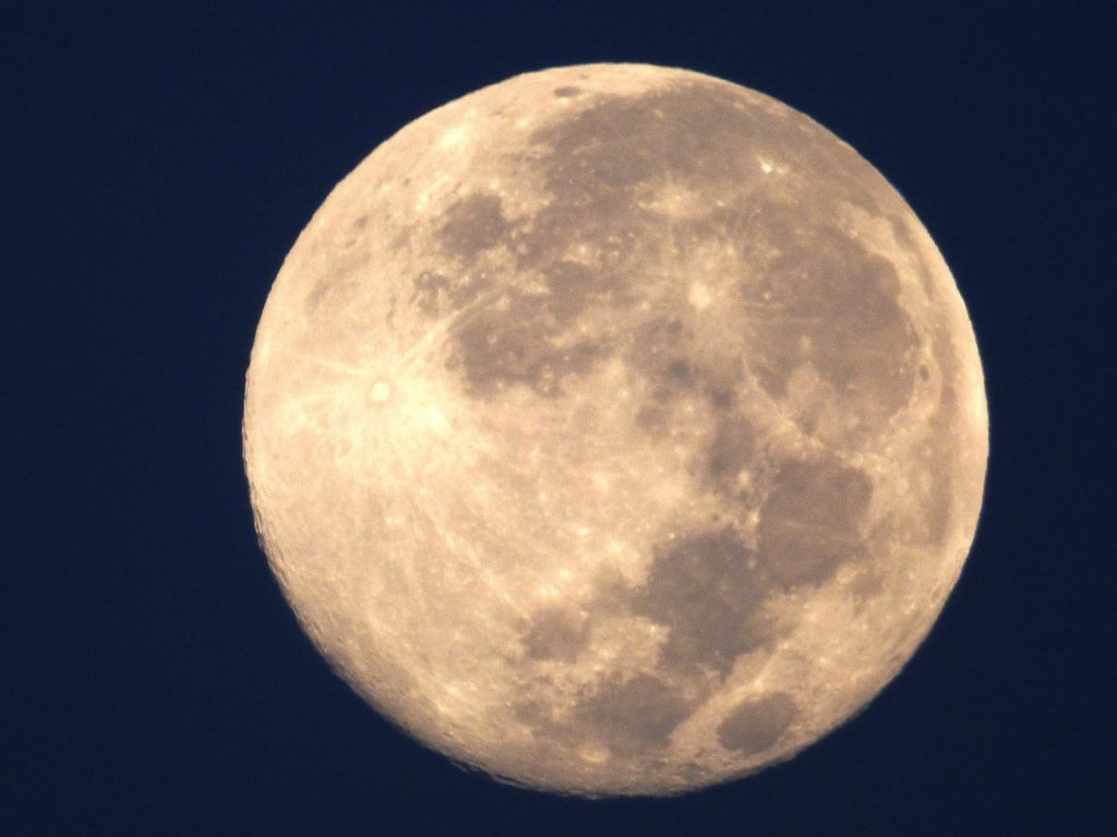 Luna rossa nei cieli italiani: il 28 agosto arriva l’eclissi parziale
