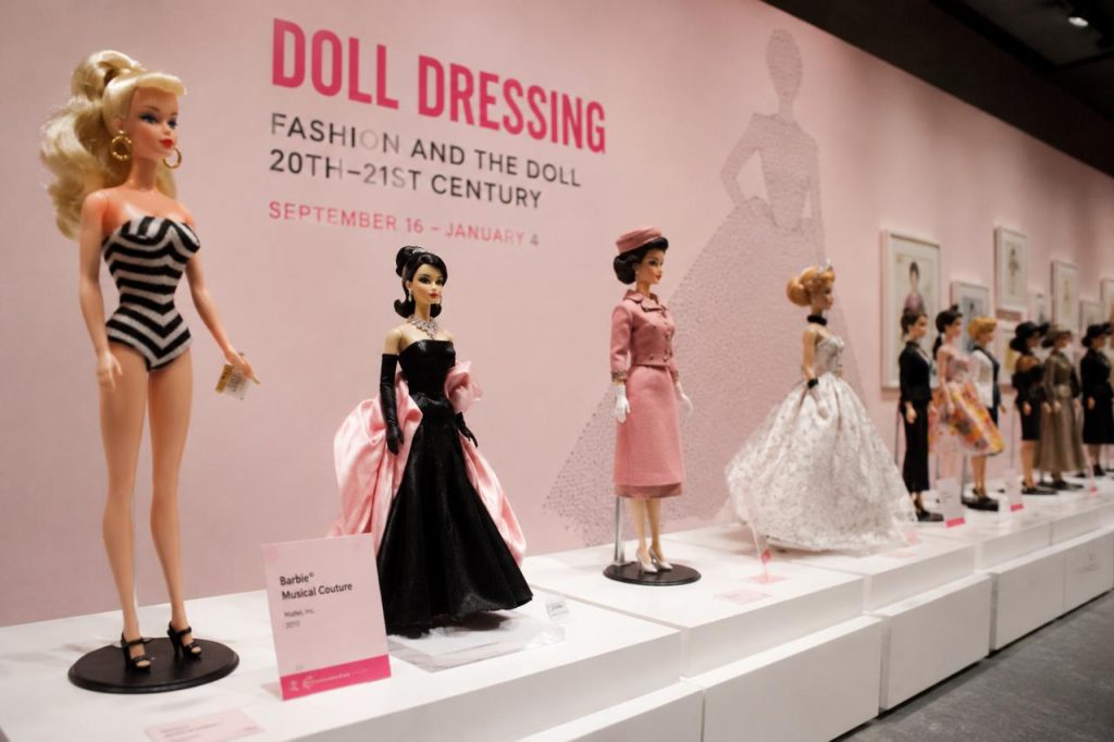 “Doll Dressing”, quando le bambole raccontano la storia della moda