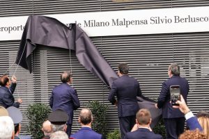 Malpensa, cerimonia ufficiale per l’intitolazione a Silvio Berlusconi: scoperta la targa al Terminal 1