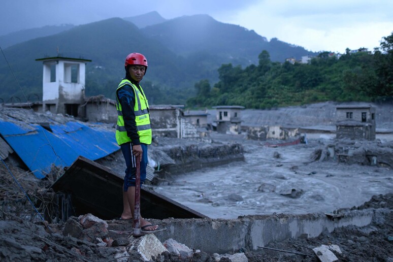 Nepal, catastrofe tra le montagne: oltre 900 morti e migliaia di dispersi dopo l’alluvione